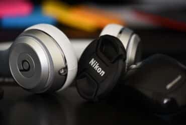 Detail van een over-ear koptelefoon