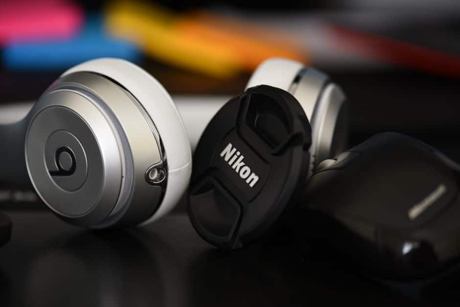 Detail van een over-ear koptelefoon
