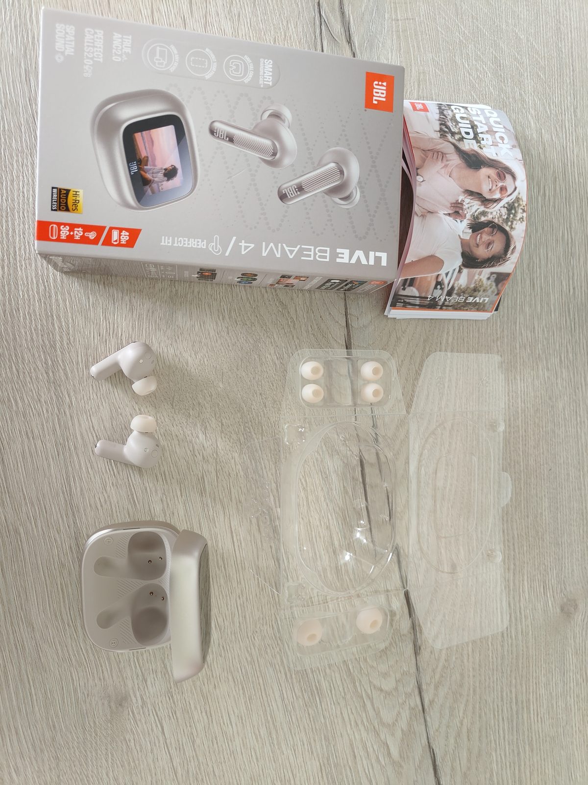 Inhoud van de doos van de JBL Live Beam 4 met zes losse dopjes in drie maten