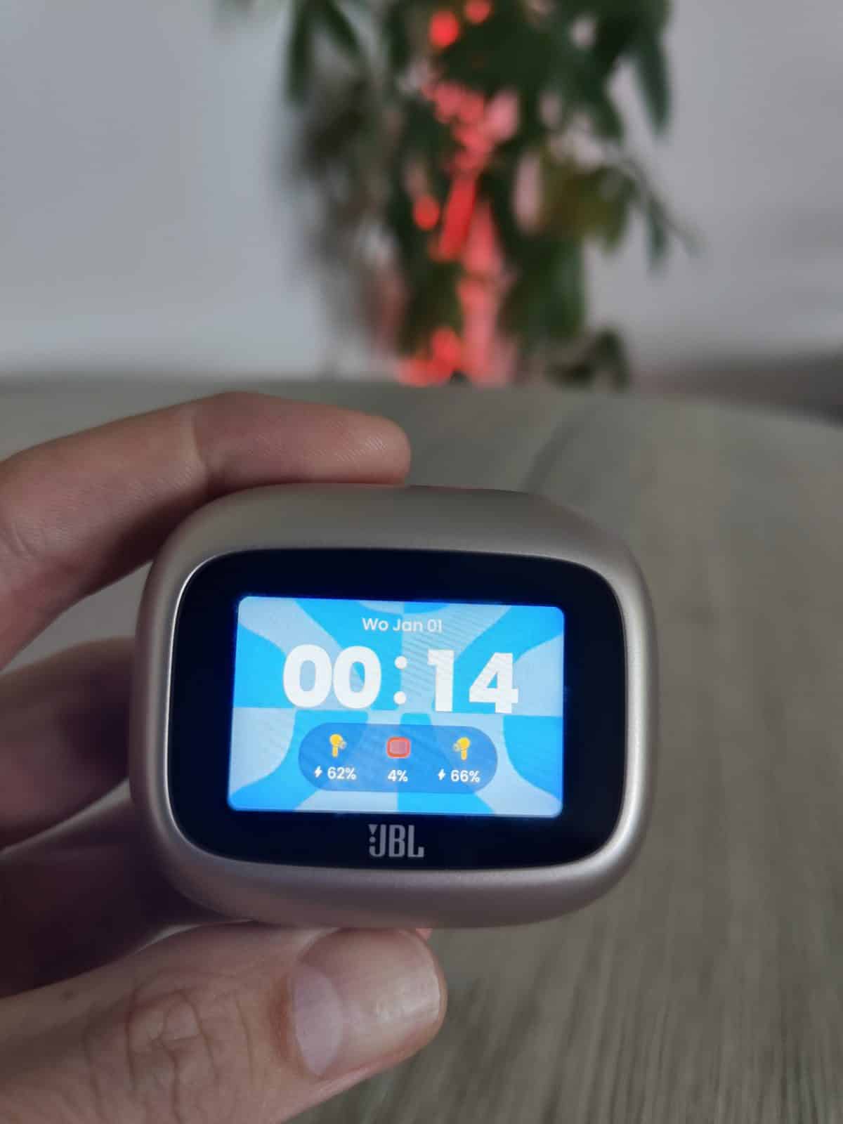 Het scherm van het JBL-etui met 4 procent voor het etui en 62 en 66 procent voor de dopjes