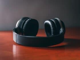 Over-ear koptelefoon op een bureau