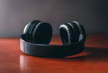 Over-ear koptelefoon op een bureau