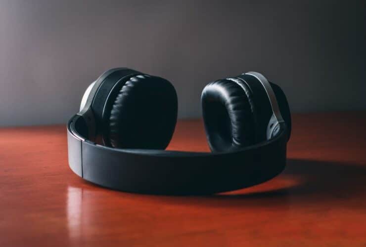 Over-ear koptelefoon op een bureau