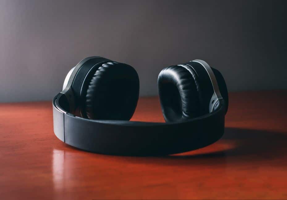 Over-ear koptelefoon op een bureau